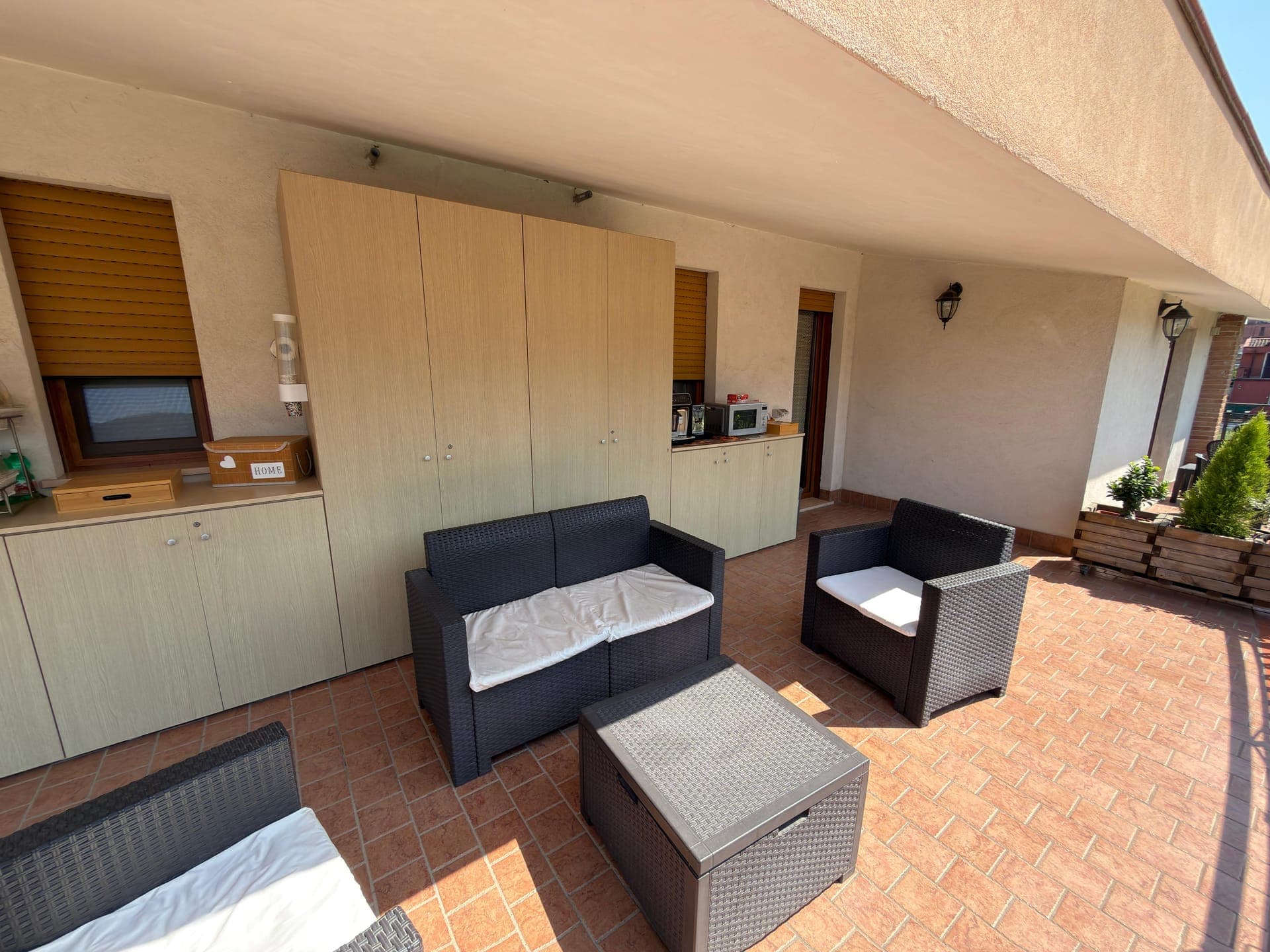 Die Terrasse mit Sofas und der Frühstücksecke